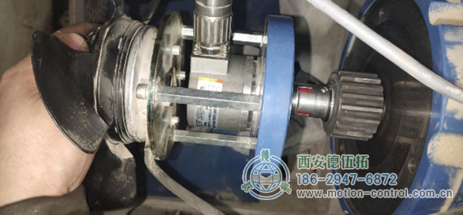 圖為電機(jī)與編碼器配合使用的現(xiàn)場照片 圖為電機(jī)與編碼器配合使用的現(xiàn)場照片