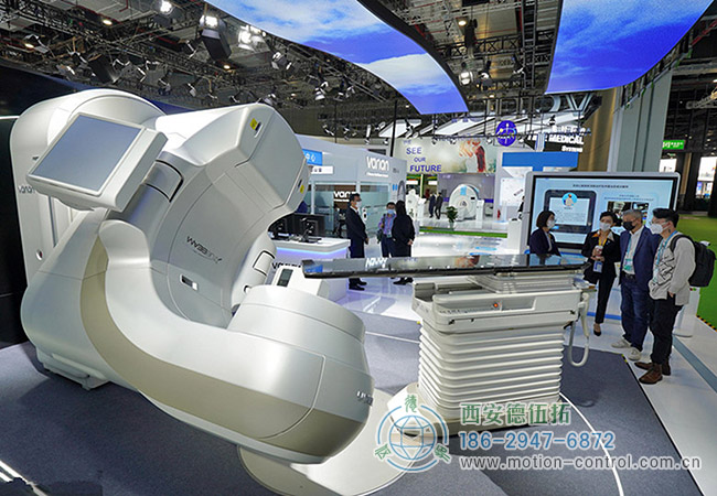 圖為在展會(huì)上展出的一臺(tái)醫(yī)療加速器 圖為在展會(huì)上展出的一臺(tái)醫(yī)療加速器