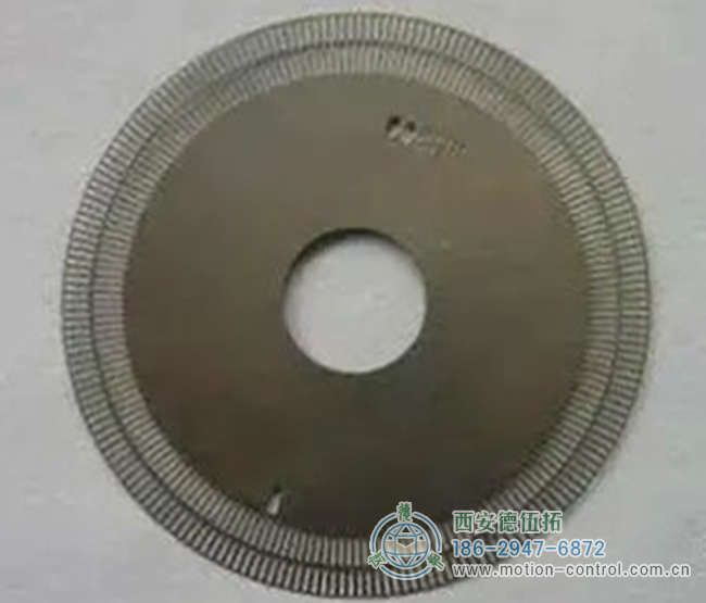 圖為光電編碼器的碼盤實(shí)物照片 圖為光電編碼器的碼盤實(shí)物照片
