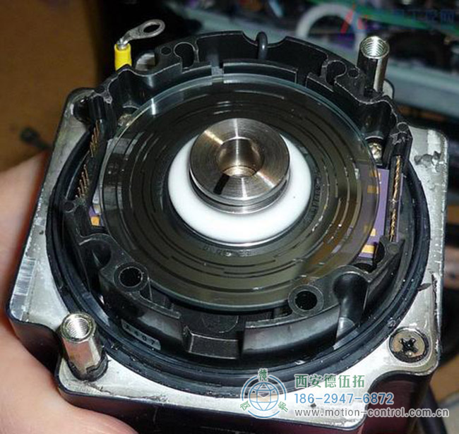 圖為拆解編碼器的碼盤照片 圖為拆解編碼器的碼盤照片