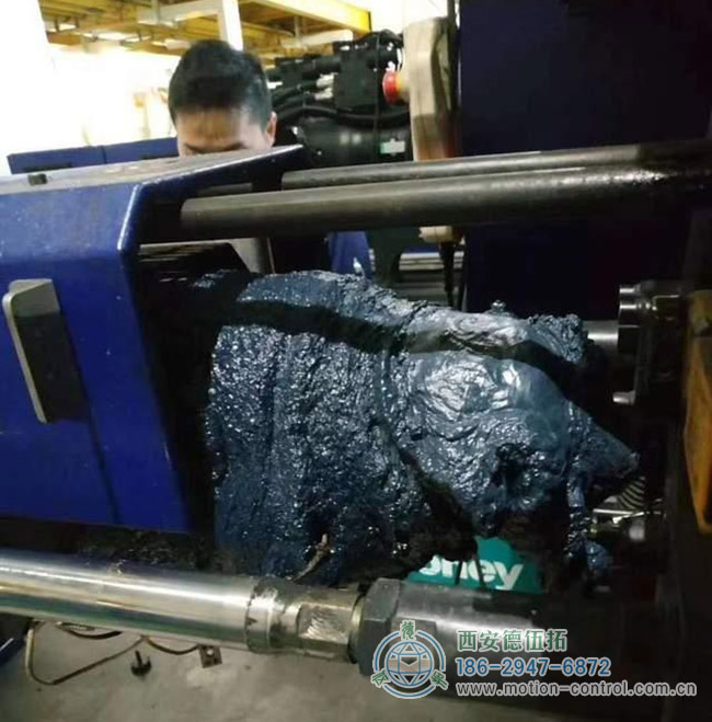 圖為某注塑機(jī)因編碼器故障的維修現(xiàn)場照片 圖為某注塑機(jī)因編碼器故障的維修現(xiàn)場照片