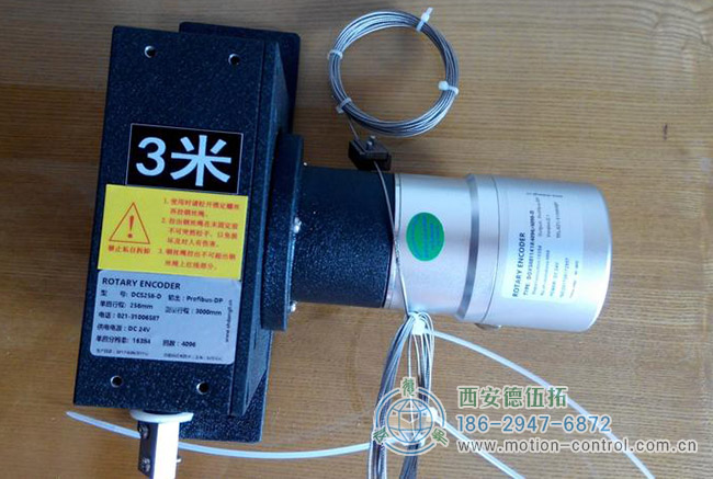 圖為旋轉(zhuǎn)編碼器配合拉線位移傳感器測(cè)直線位移的照片 圖為旋轉(zhuǎn)編碼器配合拉線位移傳感器測(cè)直線位移的照片