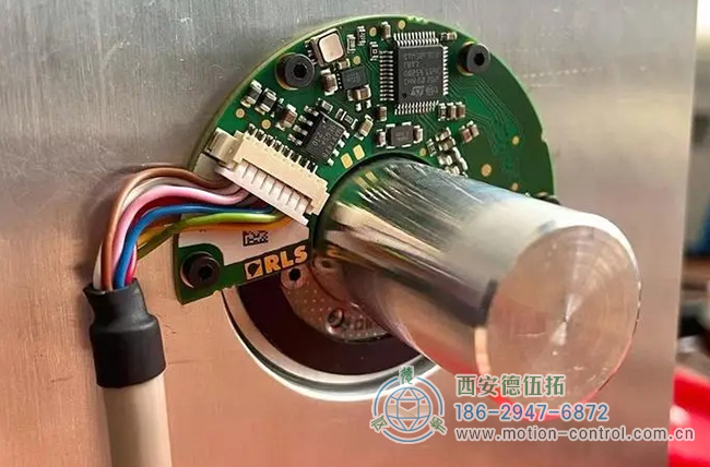 圖為分體式編碼器的實(shí)際安裝應(yīng)用照片 圖為分體式編碼器的實(shí)際安裝應(yīng)用照片