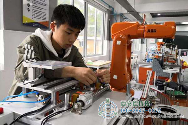 圖為某學(xué)生在學(xué)習(xí)工業(yè)機器人操作的照片 圖為某學(xué)生在學(xué)習(xí)工業(yè)機器人操作的照片